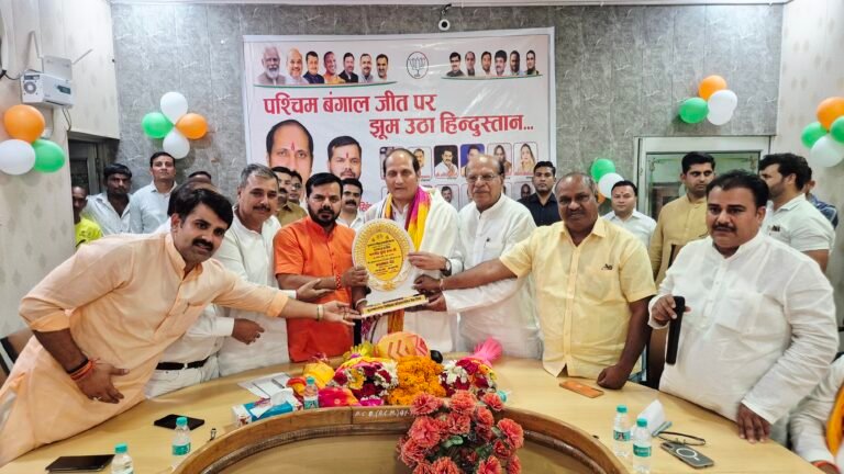 जिला सहकारी बैंक मुख्यालय पर पूर्व कैबिनेट मंत्री सुरेश राणा का भव्य स्वागत