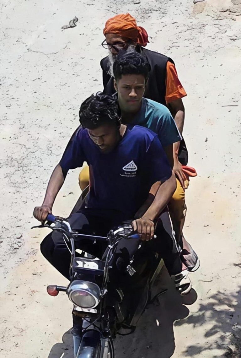 श्मशान में जलती चिता से सिर उतार कर ले गए तीन युवक