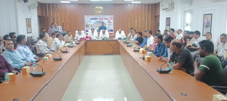 मंत्री ने पात्र लाभार्थी श्रमिकों एवं अटल आवासीय विद्यालय शैक्षणिक सत्र-2026-27 हेतु प्रवेश परीक्षा में उत्तीर्ण बच्चों के अभिभावकों को प्रमाण-पत्र किये वितरित