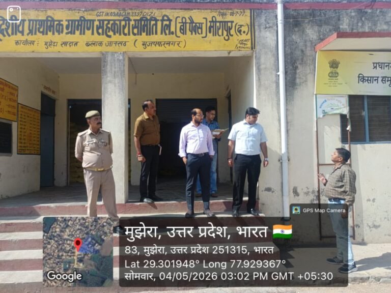 यूरिया की व्यवस्था परखने को समितियों पर पहुंचे सीडीओ, स्टाक से किया यूरिया का मिलान