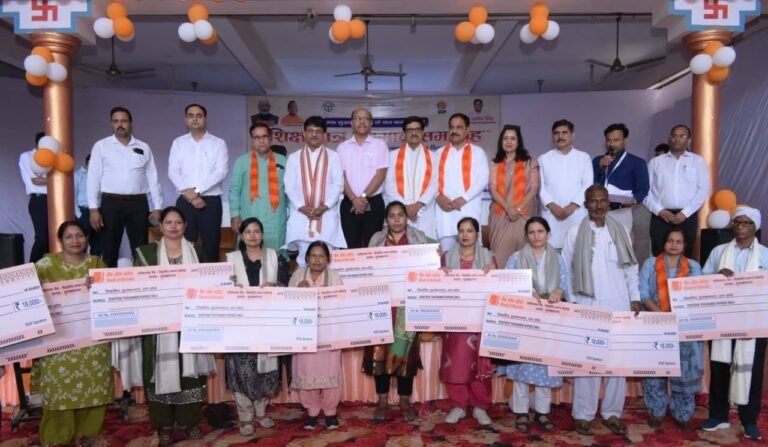 मंत्री कपिल देव अग्रवाल और चेयरमैन मीनाक्षी स्वरूप ने 1110 शिक्षा मित्रों को बांटा नवीन मानदेय