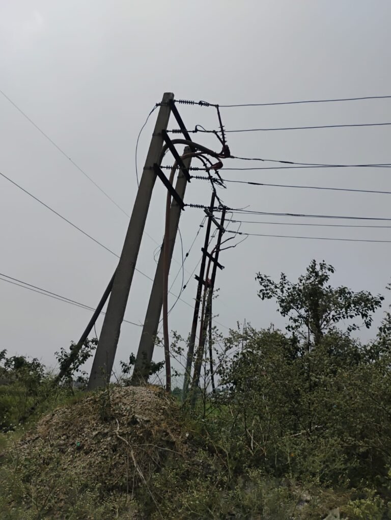 अत्यधिक वोल्टेज आने से फूंक गए लोगों के बिजली उपकरण