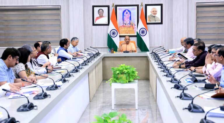 सीएम योगी ने सुनी पीएम मोदी के मन की बात, मंत्रियों के काफिलों से अनावश्यक गाड़ियां हटाने के आदेश