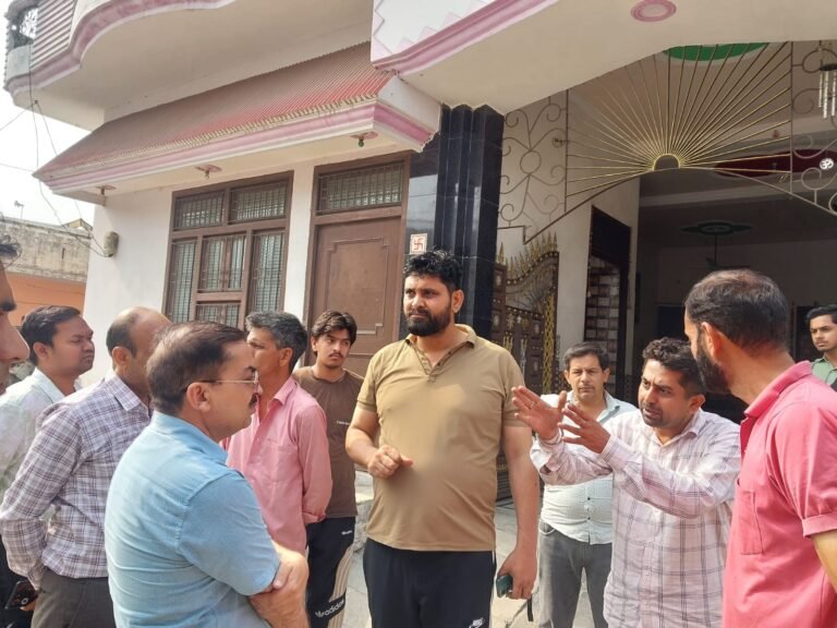 सीएमओ ने ग्रामीण क्षेत्र में घर-घर जाकर जाना लोगों के स्वास्थ्य का हाल