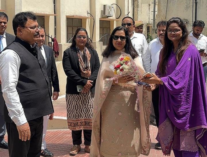 न्यायालय परिसर में मीनाक्षी स्वरूप ने दी पिंक टॉयलेट की सौगात