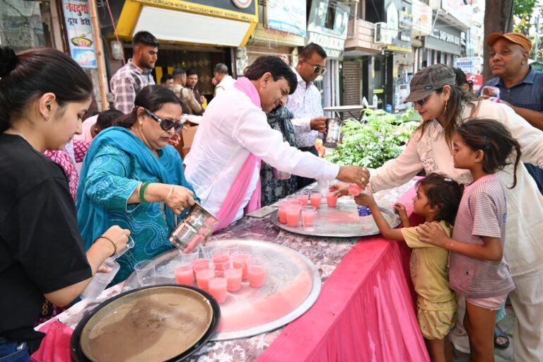 गंगा दशहरा के पावन अवसर पर मंत्री कपिल देव अग्रवाल ने छबील लगाकर वितरित किया शीतल शरबत, झाड़ू लगाकर किया श्रमदान