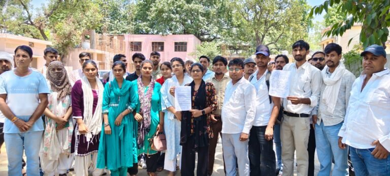मानदेय में 600 रुपए बढोत्तरी की मांग करते हुए पंचायत सहायकों ने किया प्रदर्शन