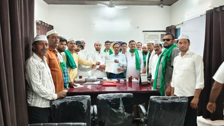 भाकियू तोमर ने बिजली विभाग के चीफ कार्यालय पर किया प्रदर्शन, समाधान न होने पर तम्बू लगाकर पंचायत करने की दी चेतावनी
