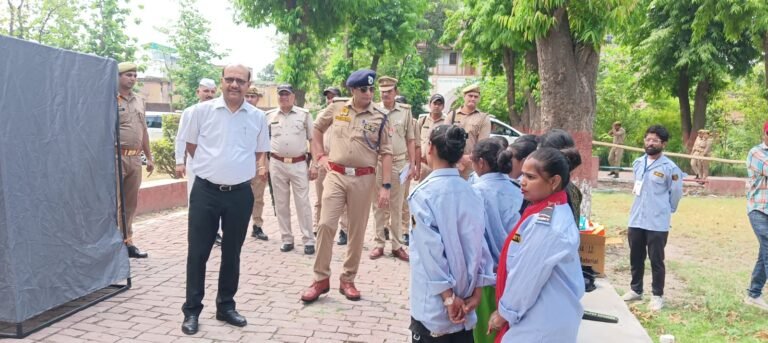 टीजीटी की परीक्षा को शुचितापूर्ण, पारदर्शी व नकलविहीन सम्पन्न कराने  को डीएम और एसएसपी ने किया परीक्षा केन्द्रों निरीक्षण 