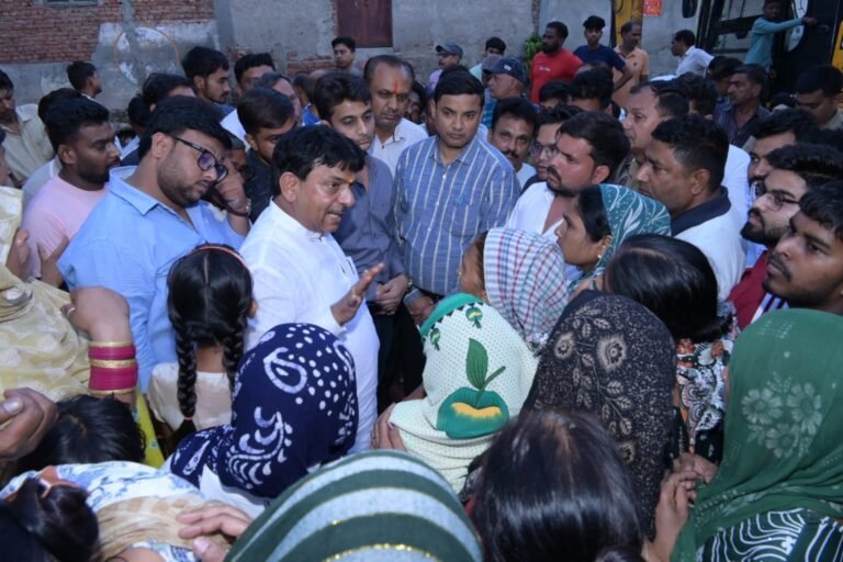 निर्माणाधीन नाले के निरीक्षण के दौरान मंत्री ने अधिकारियों व ठेकेदार को लगाई कड़ी फटकार