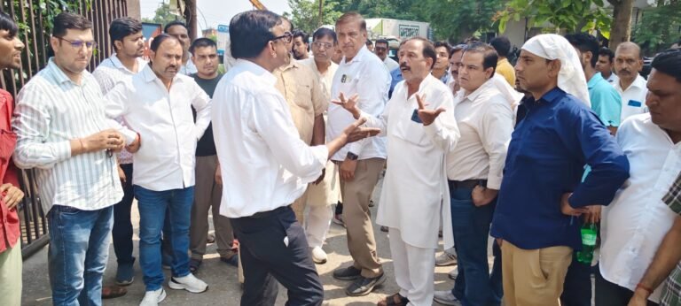 सीएम ग्रामीण बस सेवा संचालकों ने एआरटीओ कार्यालय के बाहर बसें खडी कर जमकर किया हंगामा, एआरटीओ प्रवर्तन के साथ हुई झडप