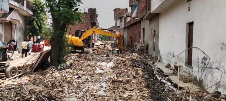 फूटा लोगों का गुस्सा, दी पलायन करने की चेतावनी, अधिकारियों में मचा हडकम्प, एई को नोटिस