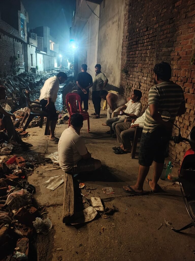 नाला निर्माण में लापरवाही करने पर आवासीय भवनों में क्षति, लोगों ने सड़क पर रहकर बीताई रात
