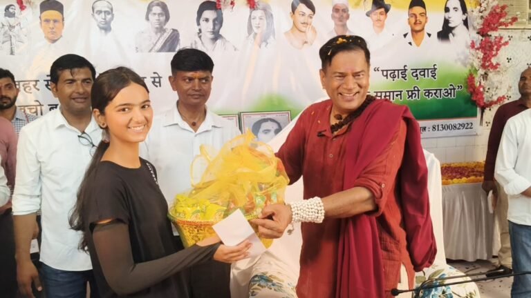 गोल्ड मेडल लाने पर चंद्रमोहन महाराज ने केंद्रीय विद्यालय की छात्रा वसुंधरा मलिक को किया सम्मानित