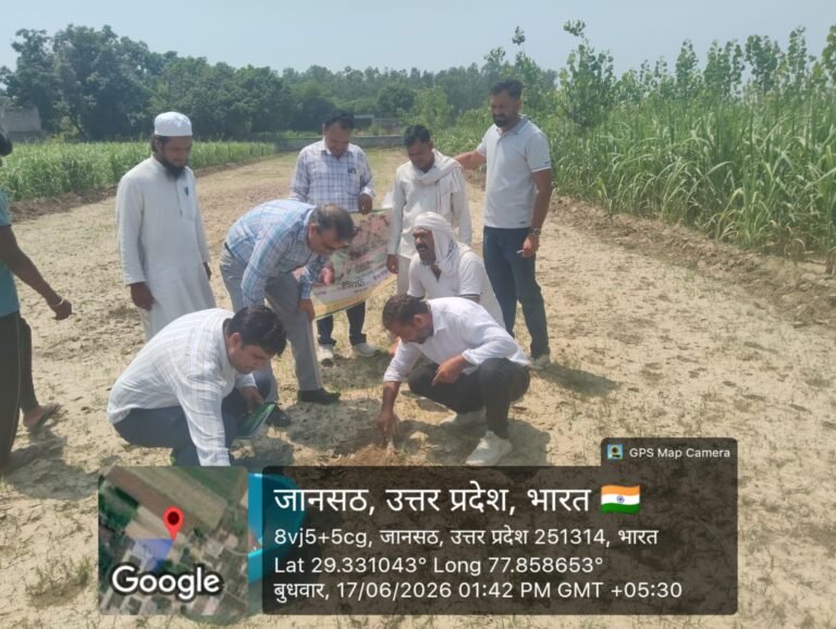 कृषि विभाग की टीम ने कृषकों के खेत से मृदा नमूने किए एकत्रित