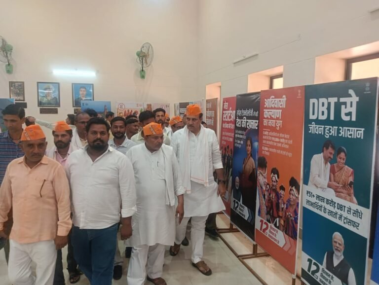 पूर्व विधायक उमेश मलिक ने विकास चित्र प्रदर्शनी का किया अवलोकन