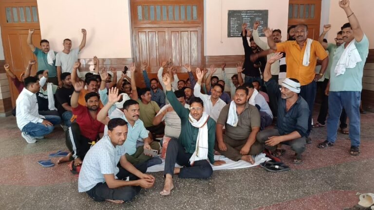 नगर पालिका में हंगामा, नारेबाजी, धरने पर बैठे सफाई कर्मचारी, अध्यक्ष हुए नाराज