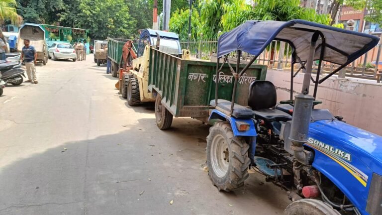आउट सोर्सिंग के चालकों की हडताल से शहर में बिगडी सफाई व्यवस्था, सड़कों से नहीं उठा कूडा, चेयरपर्सन के निर्देश पर निजी कम्पनी ने संभाली व्यवस्था