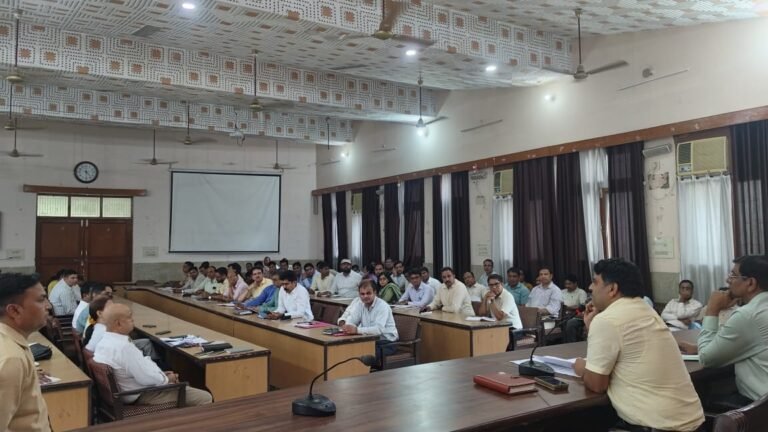 एडीएम ने दी कडी चेतावनी, प्रकरणों के निस्तारण में सुधार नहीं हुआ तो कार्रवाई को रहे तैयार