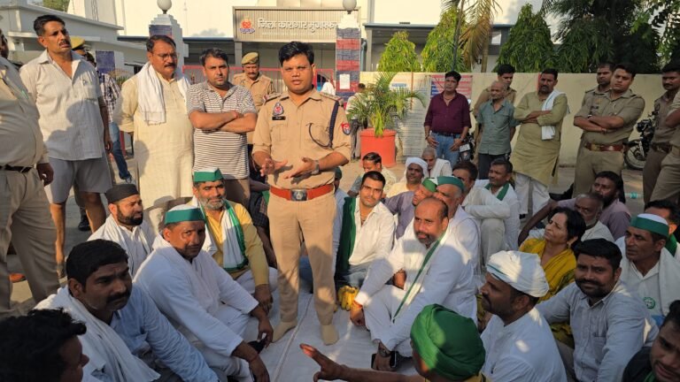 बंदियों से मारपीट,अवैध वसूली व उत्पीड़न के विरोध में भाकियू अ. ने जेल के बाहर किया हंगामा