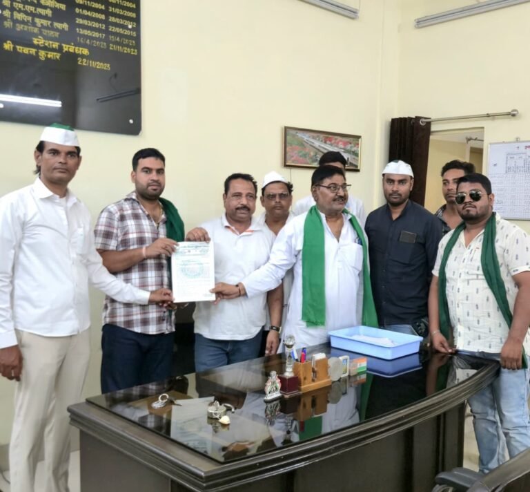 आगामी 29 जून को लखनऊ कूच को लेकर स्टेशन मास्टर को सौंपा ज्ञापन
