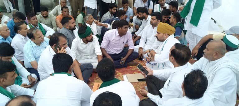 कलेक्ट्रेट में किसानों ने दिया धरना, मुख्यमंत्री के नाम सौंपा ज्ञापन