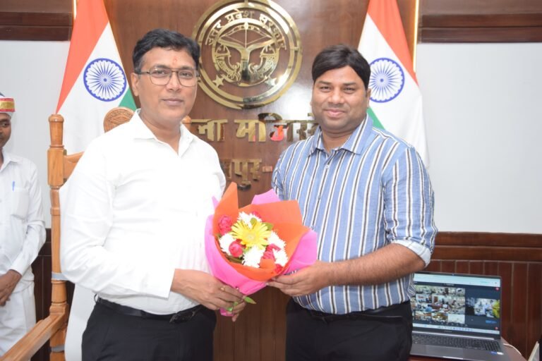 एडीएम नरेंद्र बहादुर सिंह बने आईएएस, डीएम ने पुष्पगुच्छ देकर दी बधाई