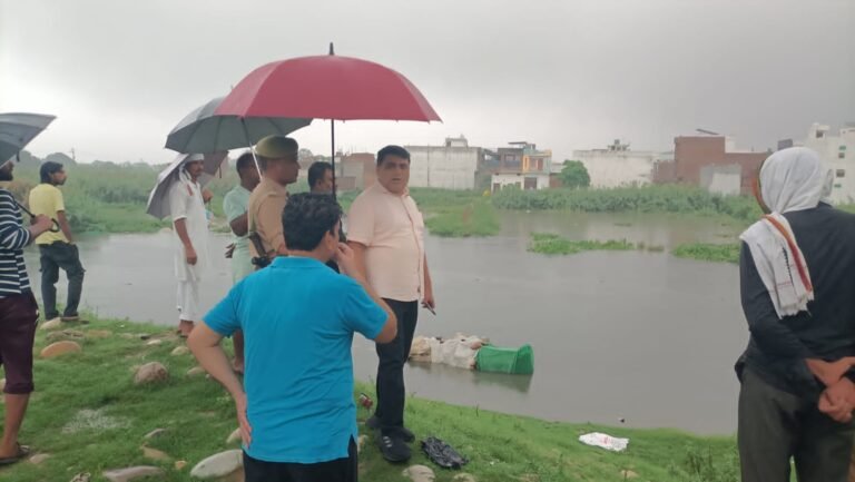डीएमके निर्देश पर एडीएम वित्त एवं राजस्व ने  किया काली नदी के जलस्तर का स्थलीय निरीक्षण