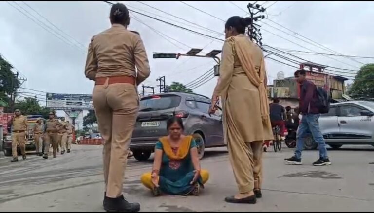 मीनाक्षी चौक पर धरने पर बैठी महिला, हड़कम्प