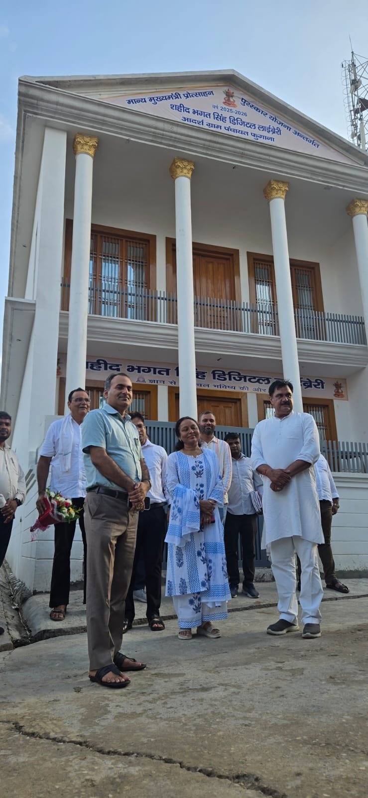 आदर्श ग्राम फुगाना के विकास कार्यों को देख गदगद हुए उप निदेशक पंचायती राज, प्रधान को दिया लखनऊ आने का निमंत्रण