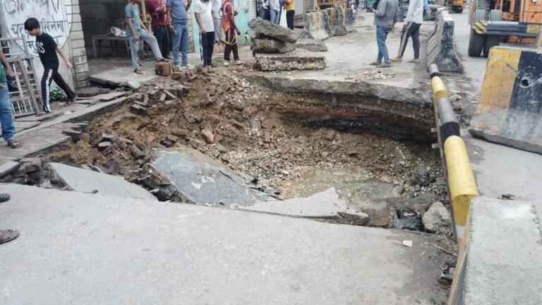 खराब गुणवत्ता पूर्ण कार्य की पहचान, छह माह में तीसरी बार नीचे धंसी सड़क