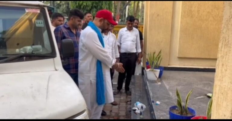 चौधरी चरण सिंह स्मारक के पास गंदगी और शराब की बोतल मिलने पर भडके चरथावल विधायक