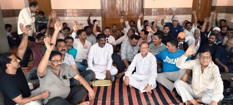 धरने पर बैठक सफाई कर्मचारी, हडताल की दी चेतावनी