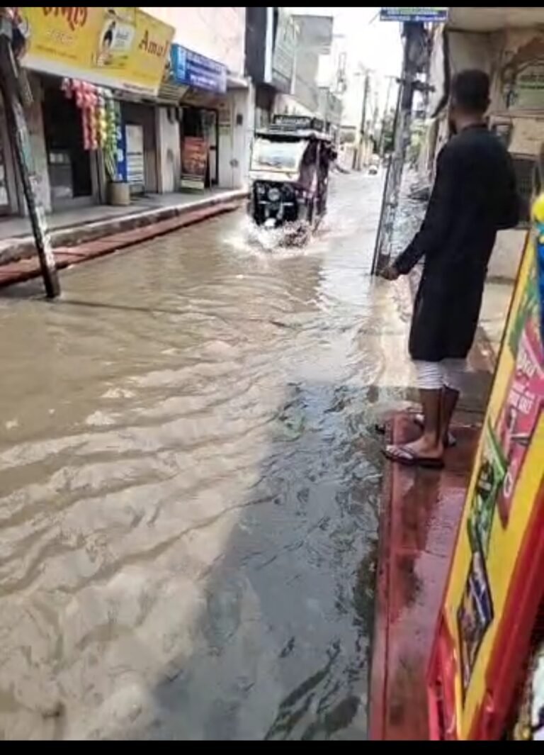 नाला न बनने का दंश झेल रहे लोग, 20 मिनट की बारिश से साकेत में भर गया पानी