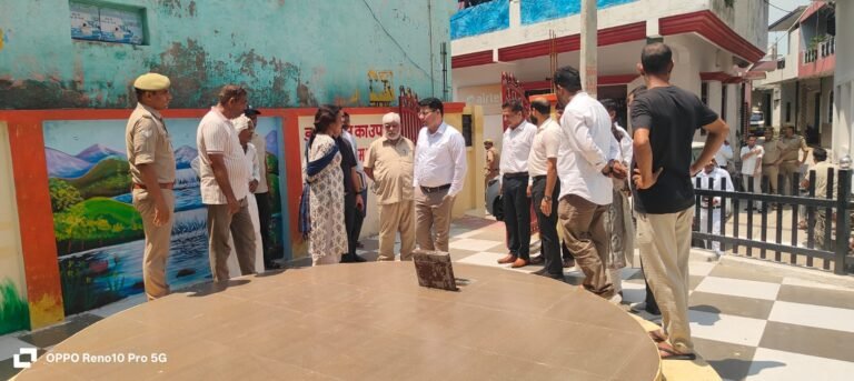 मंडलायुक्त ने किया ग्राम कुतुबपुर का औचक निरीक्षण