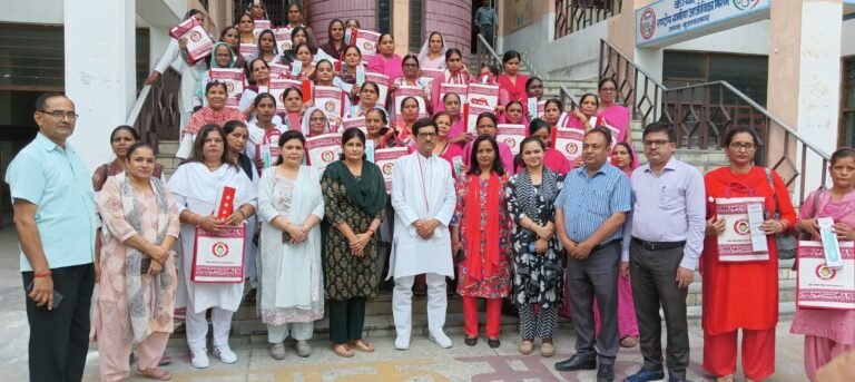 50 आंगनबाड़ी कार्यकर्त्रियों व आशा कार्यकर्त्रियों को किया गया सम्मानित
