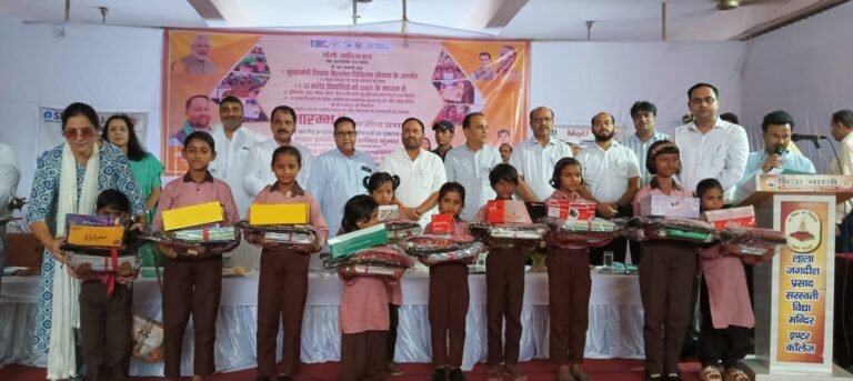 1.10 करोड़ विद्यार्थियों को यूनिफॉर्म, जूता, मौजा, स्वेटर व स्टेशनरी हेतु उनके अभिभावकों के खाते में डीबीटी के माध्यम से प्रति विद्यार्थी 1200 रुपए की धनराशि जारी