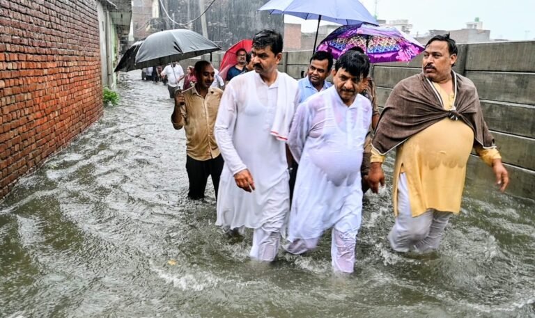 बारिश में सड़क पर उतर कर जलभराव से रू-बा-रू होते हुए राज्यमंत्री ने पैदल किया निरीक्षण