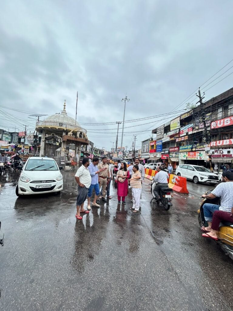 बारिश के बीच सड़क पर उतरी चेयरपर्सन, देखे शहर के हालात