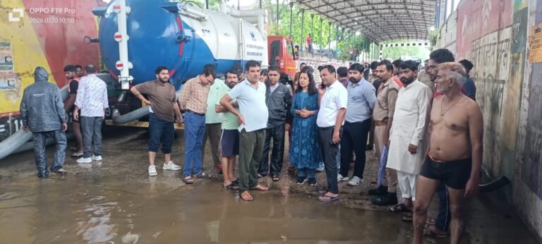 बारिश के बीच प्रभावित क्षेत्रोें में किया पालिका अध्यक्ष मीनाक्षी स्वरूप ने स्थलीय निरीक्षण