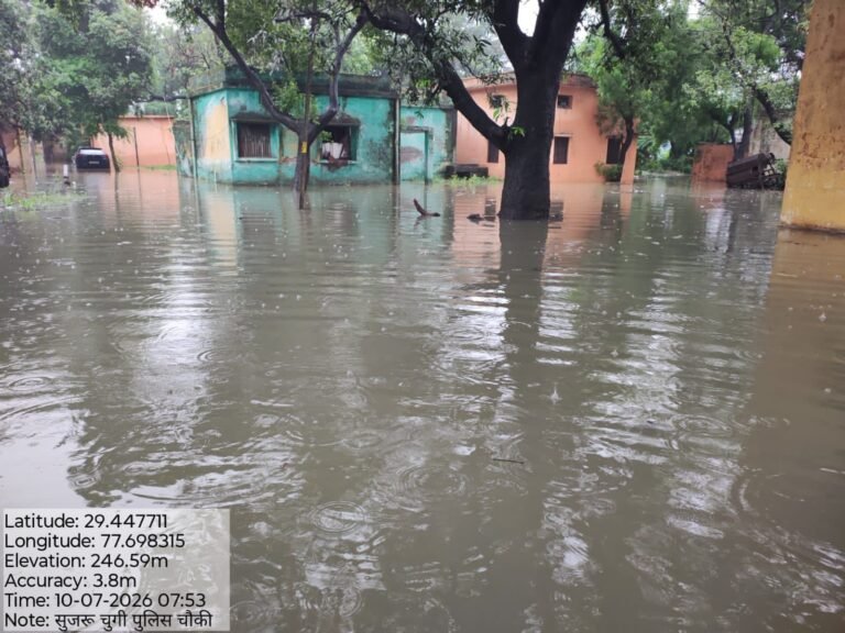 बारिश से बुरा हाल, नालों से नहीं हुई निकासी, दफ्तर और घरों में भरा पानी