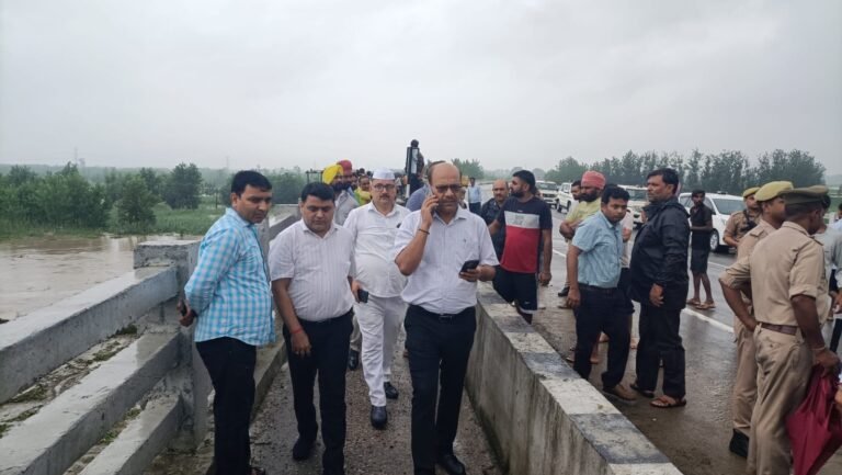 डीएम व एसएसपी ने किया सोलानी नदी के बढते जलस्तर का निरीक्षण
