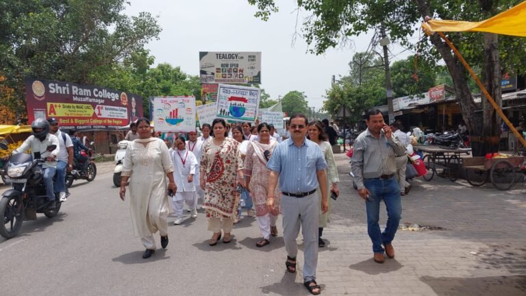 विश्व जनसंख्या स्थिरता पखवाड़ा के अंतर्गत एएनएम प्रशिक्षण केंद्र कूकड़ा से निकाली गई जागरूकता रैली