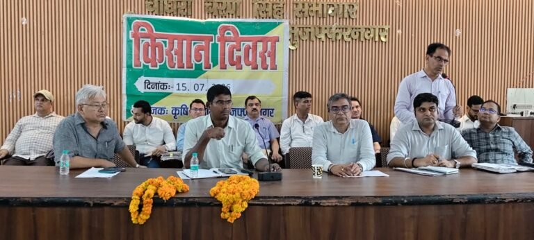 फूंके हुए ट्रांसफार्मर को बदलने के नाम पर लिए जा रहे पैसे, किसानों ने किया जमकर हंगामा