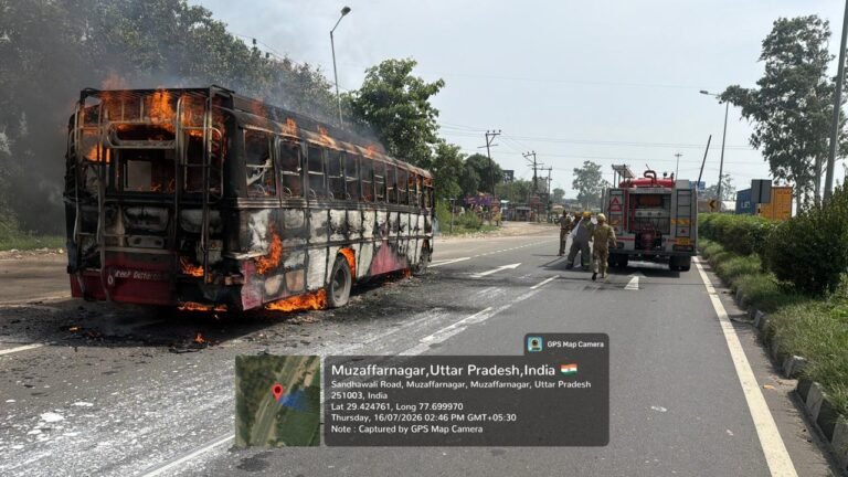 वहलना चौक पर सीएनजी बस में लगी भयंकर आग, सवारी बाल-बाल बची
