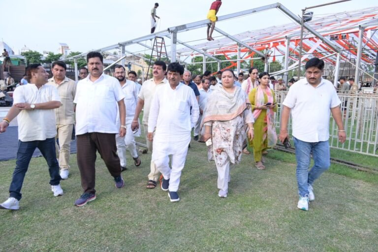 मुख्यमंत्री के आगमन से पूर्व मंत्री कपिल देव अग्रवाल ने किया कार्यक्रम स्थल का स्थलीय निरीक्षण
