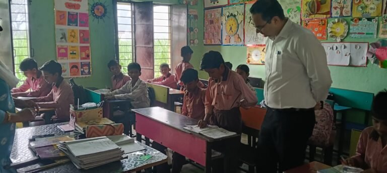स्कूली बच्चों के बीच पहुंचे जिला बेसिक शिक्षा अधिकारी, किया मार्ग दर्शन