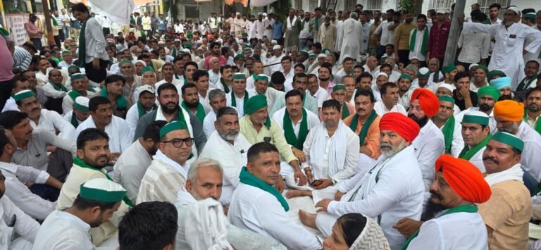 भाकियू की पंचायत में नहीं पहुंचे अधिकारी, धरने में बदली पंचायत