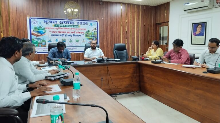 सीडीओ ने बैठक करते हुए पानी की बचत करने के लिए किया जागरूक