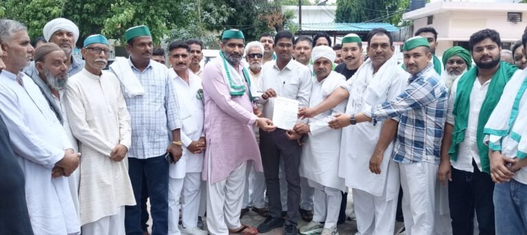 अमोनियम सल्फेट की बिक्री पर रोक लगाने के लिए किसानों ने कलेक्ट्रेट में किया प्रदर्शन